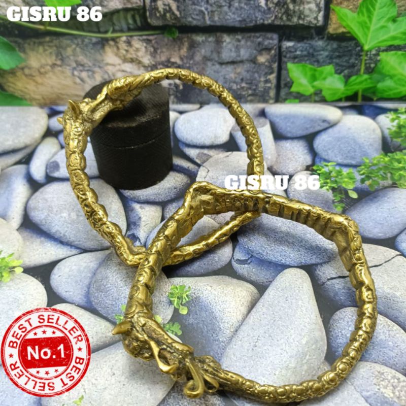 Koleksi barang antik gelang naga bahan kuningan