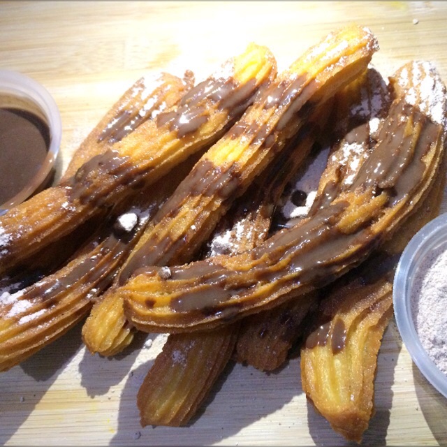 

Frozen Churros (Churros Beku) dengan gula cinnamon & coklat sauce