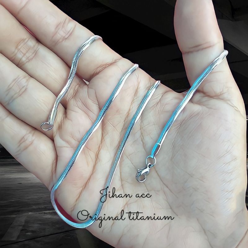Kalung Titanium Anti Karat Pria Wanita Cowok Cewek Keren Pipih Panjang Silver Putih Emas Polos