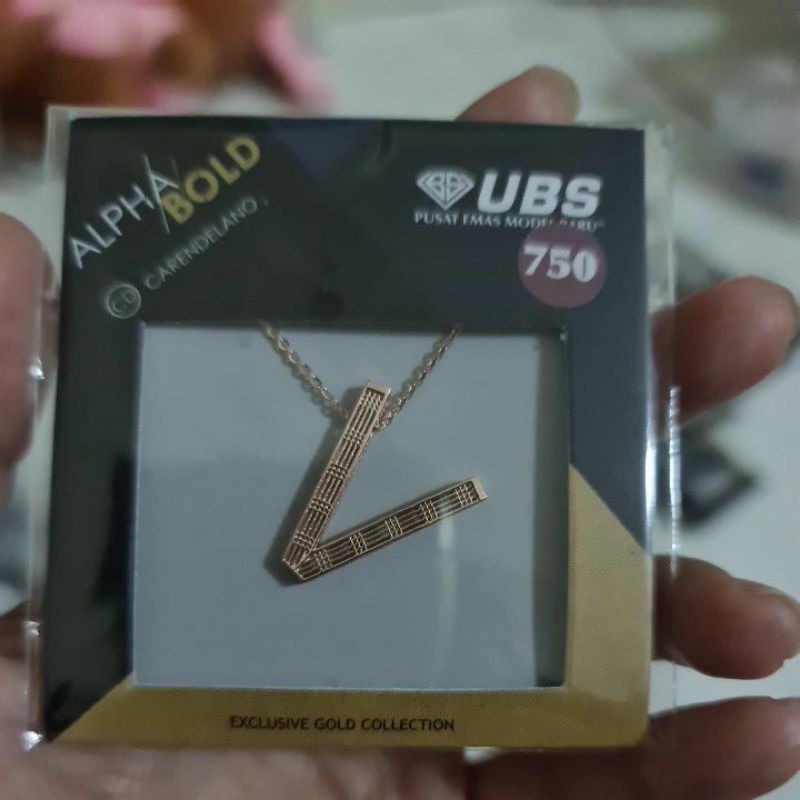 Kalung Alpha Bold huruf V kadar 750 UBS