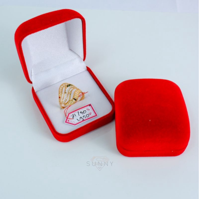 Kotak cincin emas bludru