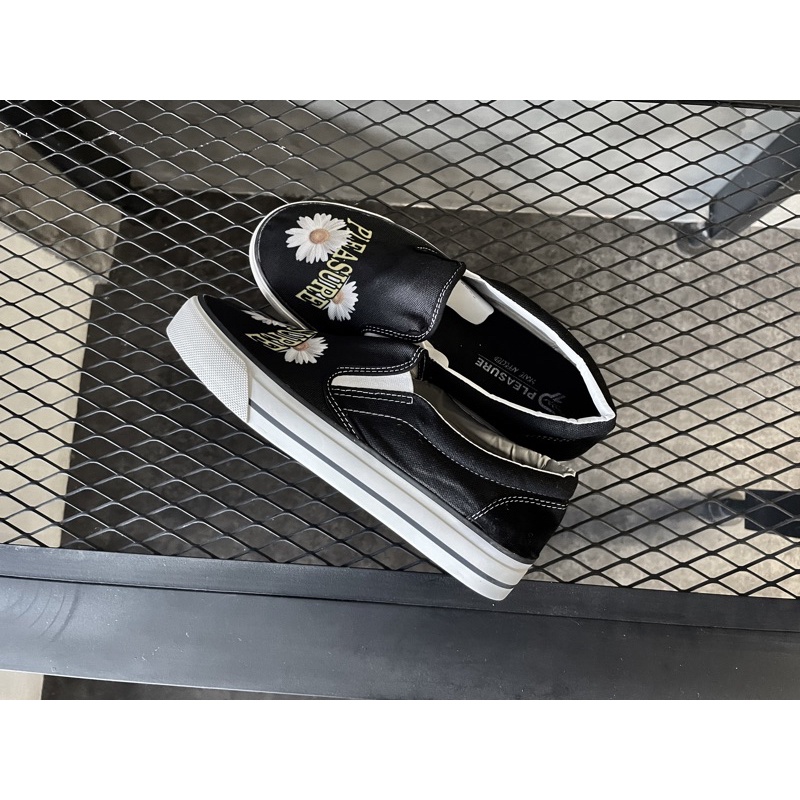 Sepatu Sneakers Slip On Series Pleasure Supply