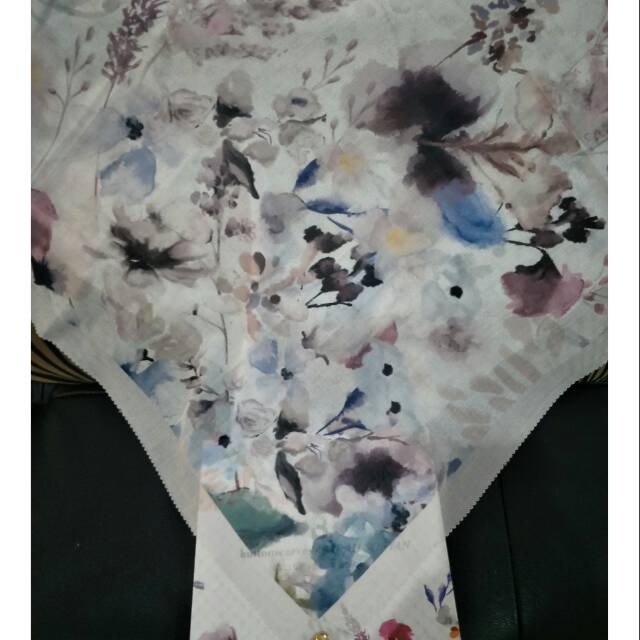 Preloved Le fleur buttonscarves