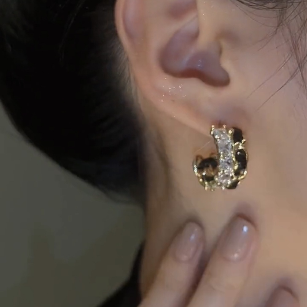 Anting Tusuk Bentuk Geometri Aksen Zircon Bahan Kulit Untuk Perhiasan Wanita