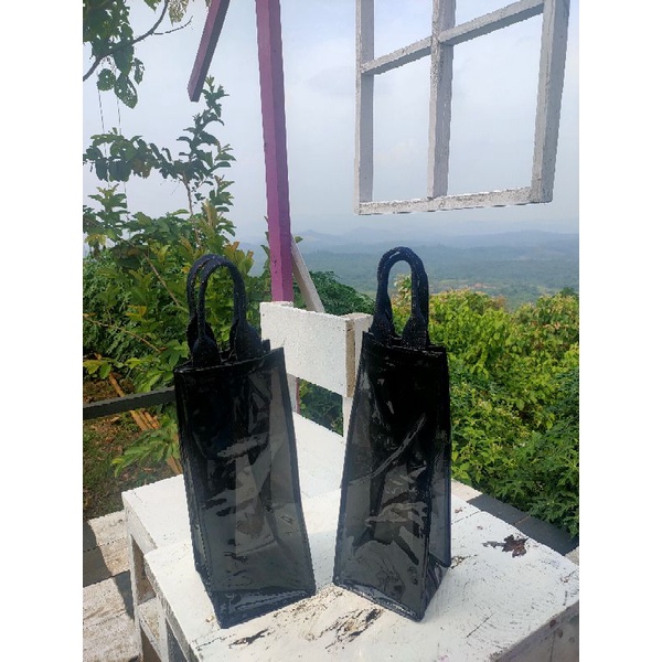 tas botol minum 2 liter bahan mika warna hitam size 12*12*33 cm tali webbing