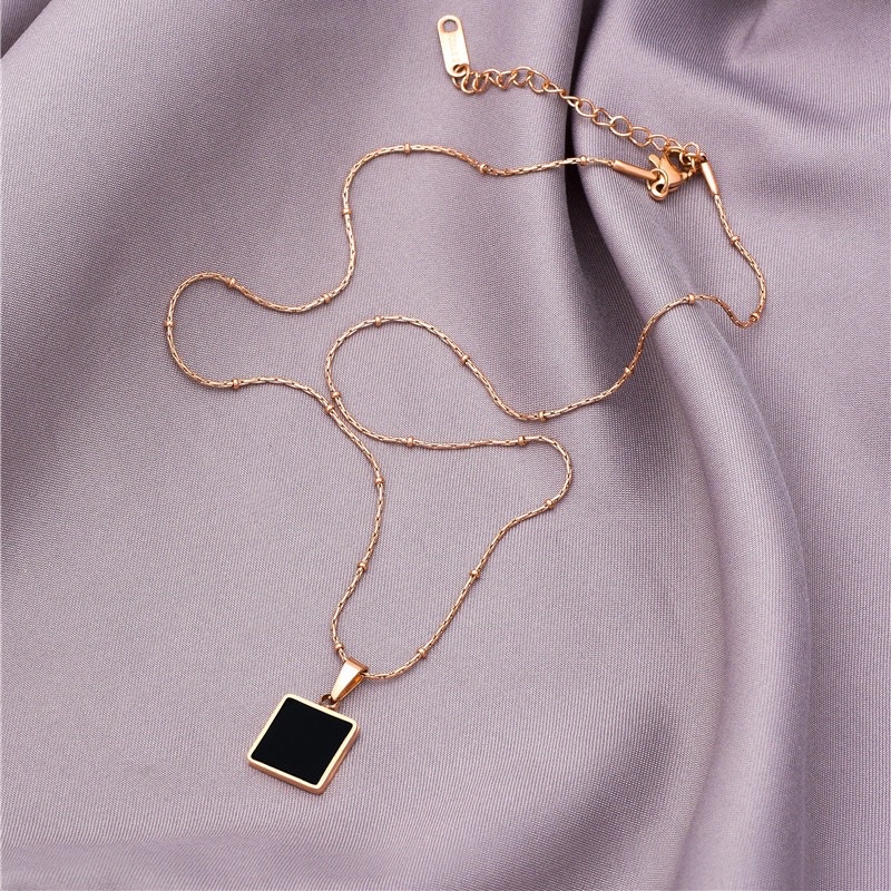 Kalung segi empat hitam Titanium Korea Style Wanita Anti Karat
