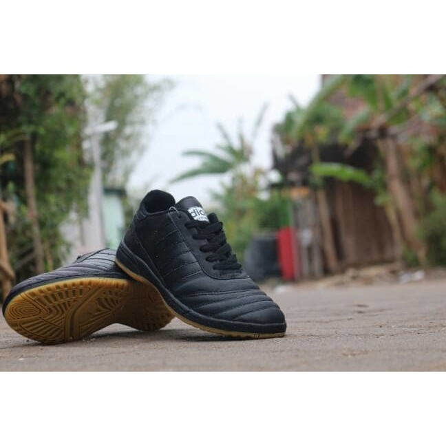 SEPATU FUTSAL ADIDAS KULIT HITAM POLOS