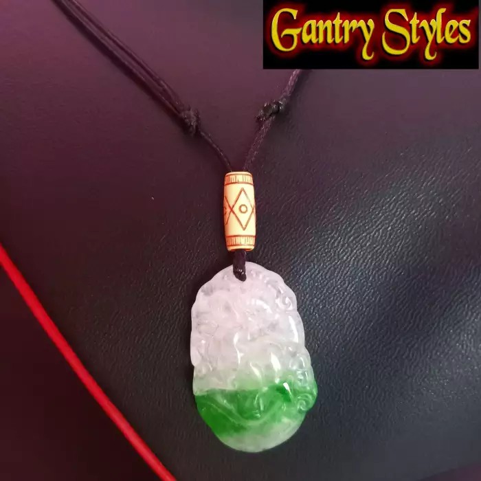 Gantry Kalung Tali Bandul Batu Giok Hijau Motif Ukir