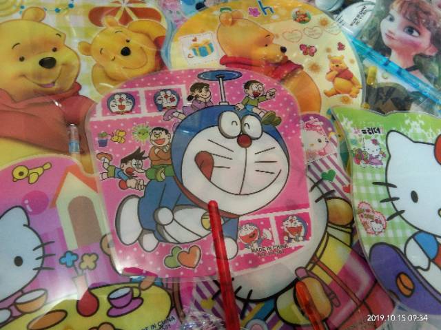 KIPAS  SOUVENIR PLASTIK ATOM MOTIF KARTUN