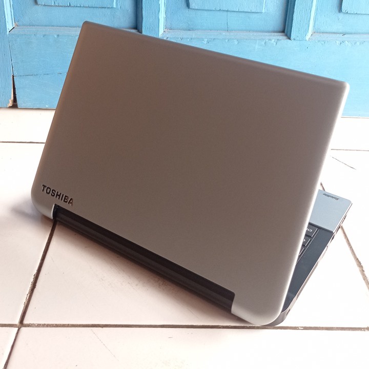 Toshiba Satellite NB10-A Silver Slim Tipis RAM 4GB SSD 128GB Netbook Second