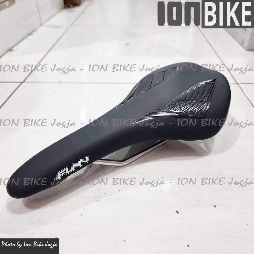 Sadel Funn Skinny Gel Flat Black Rail CRmo Saddle Sepeda MTB Road Bike - Sadel Funn Skiny Chromoly C