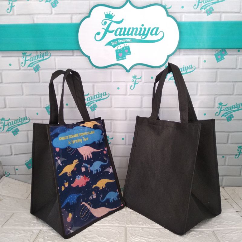 

TAS SOUVENIR ULANG TAHUN VERTIKAL (P.20 L.15 T.25)