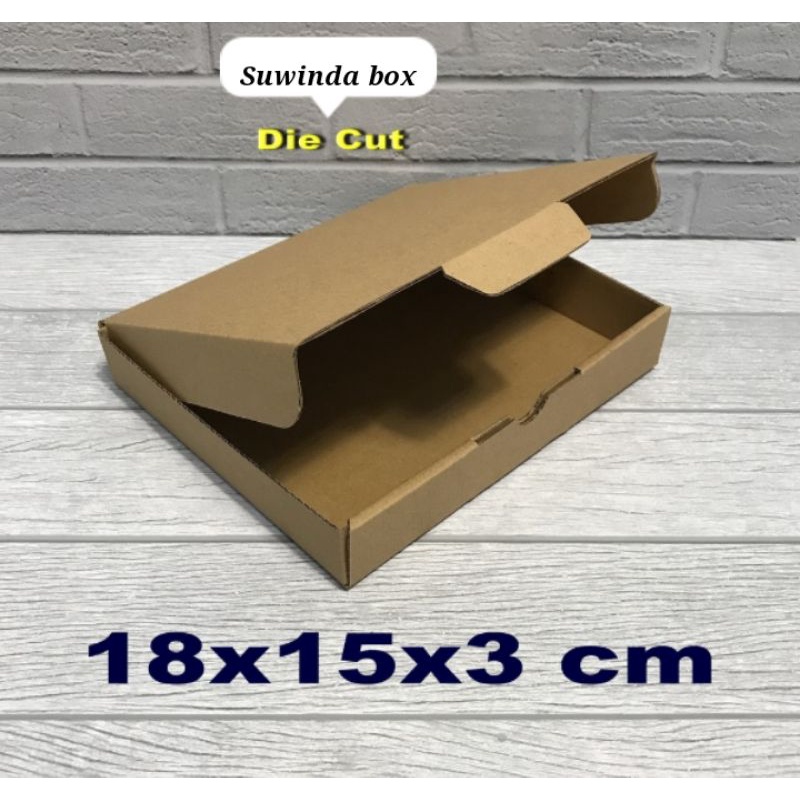 

KARDUS/KARTON/BOX Uk.18x15x3 cm .....model kardus pizza