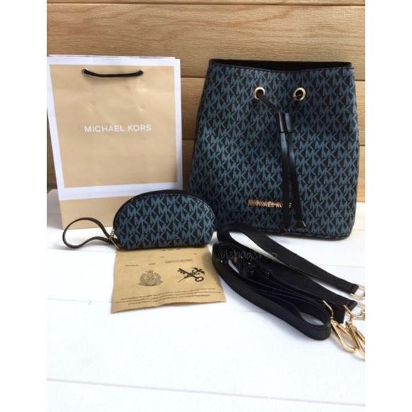 

(TERLARIS) TAS M KORS MERCER GALLERY SERUT SIGNATURE FREE PAPERBAG . - MK HITAM, L