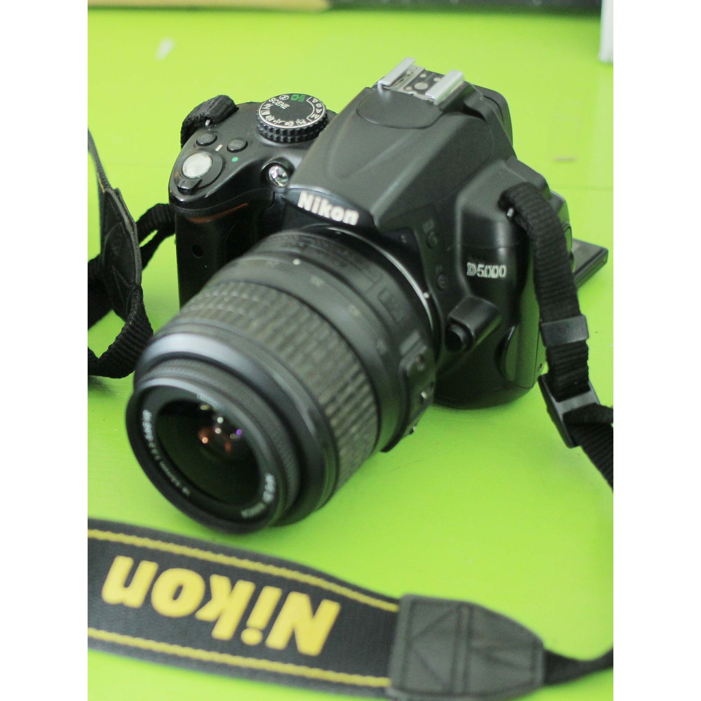 nikon D5000 + lensa kit 18-55mm VR