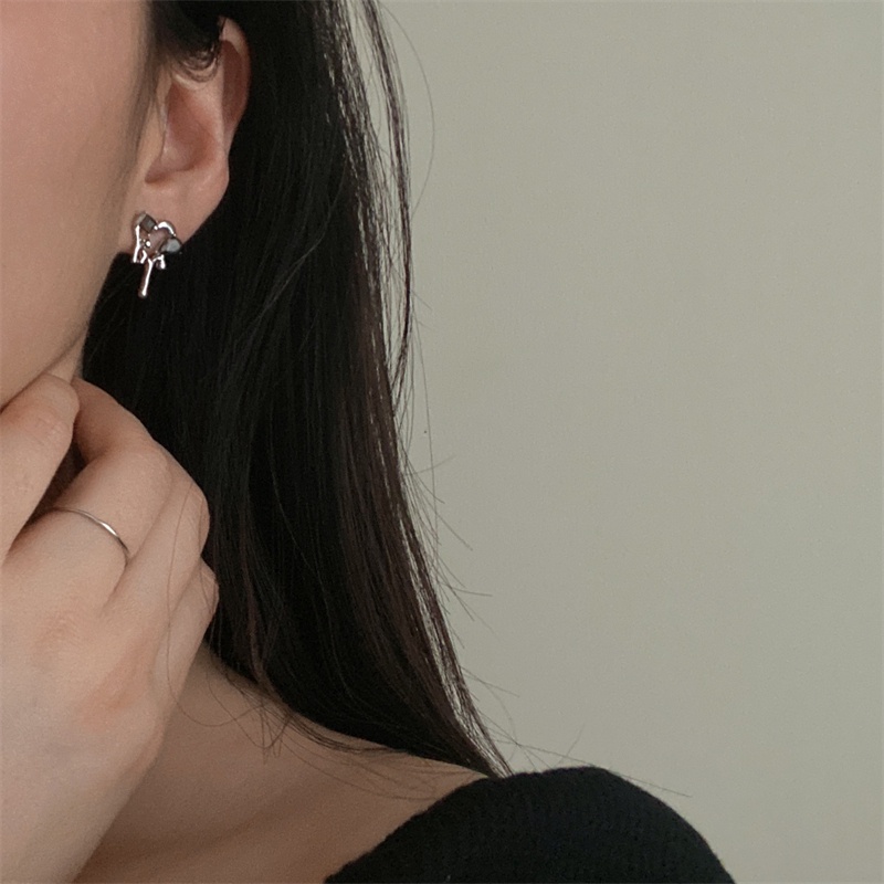 Anting Tusuk Motif Hati Warna Hitam Untuk Wanita