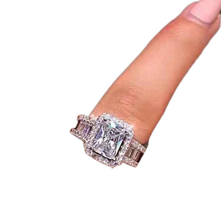 Cincin Inlaid Zircon Bahan Stainless Gaya Eropa Amerika Untuk Wanita