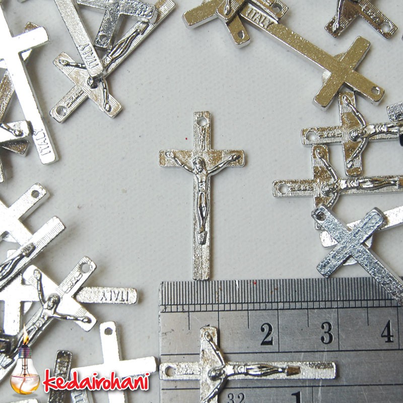 Bandul Salib / Cross Kotak Logam Corpus Yesus Teks ITALY Perlusin Bahan Kalung Gelang Rosario