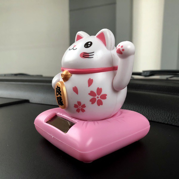 Kucing Maneki Neko PINK SAKURA SOLAR POWER Boneka Pajangan Mobil Goyang Kepala Shacking Head