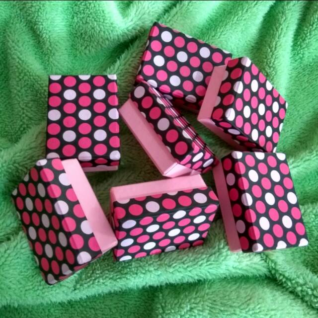 

Kotak kado tutup Polka bawah pink ukuran 7x5x3