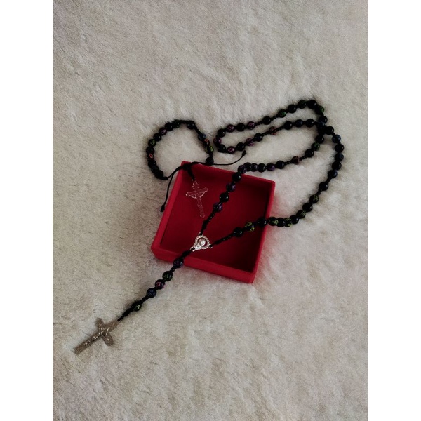 Kalung dan gelang rosario akrilik hitam box bludru tutup mika