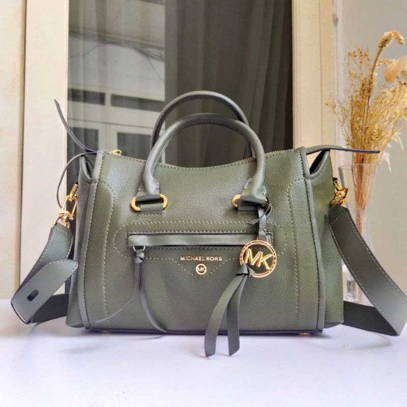 TAS WANITA MK CARINE SMALL PEBBLED LEATHER SATCHEL