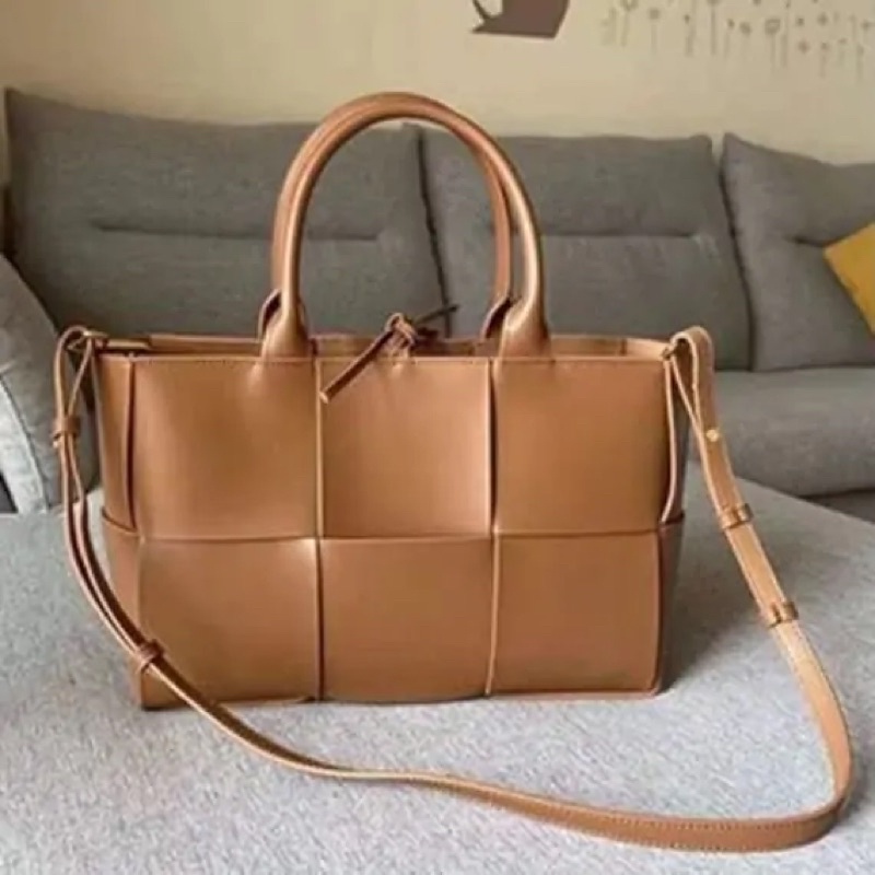 BV Intrecciato Arco Tote
