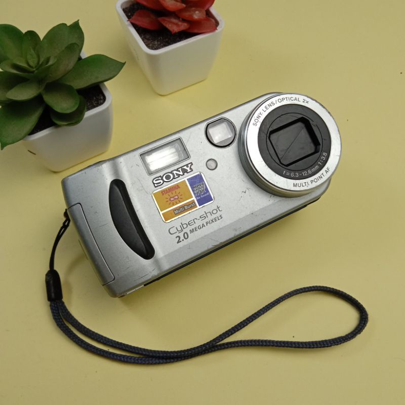 Kamera analog vintage retro jadul untuk pajangan, hiasan dinding, dan dekorasi-Sony cybershot