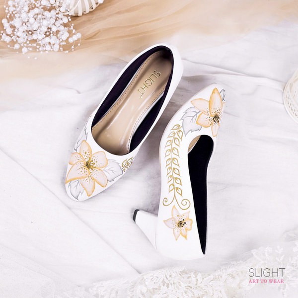 

SLIGHT Sepatu Pumps Lukis Lily Putih