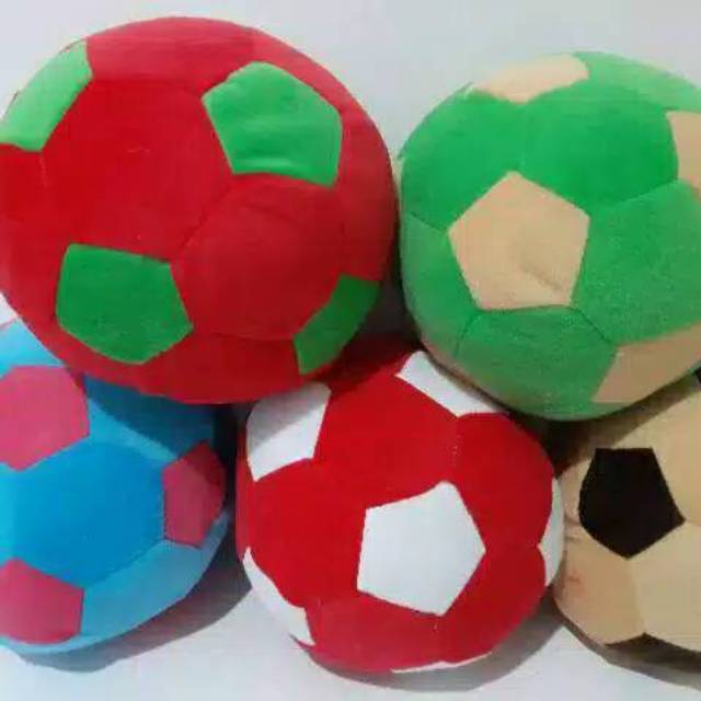 Sepasang boneka bus dan bola