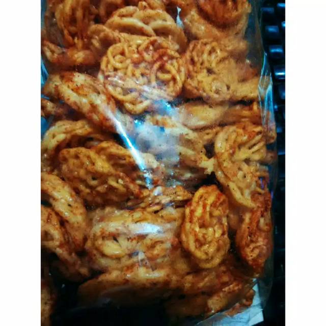 Krupuk mie bantat pedas