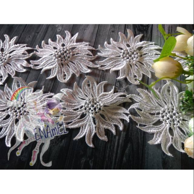 Renda gyper matahari putih