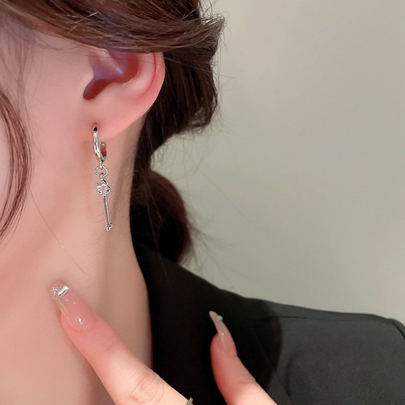 Anting Kait Gantung Asimetris Desain Kunci Hati Hias Zircon Untuk Wanita