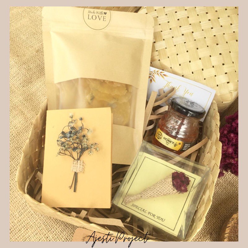 

Hampers Besek / Kado Souvenir Madu Samiler Buket Bunga