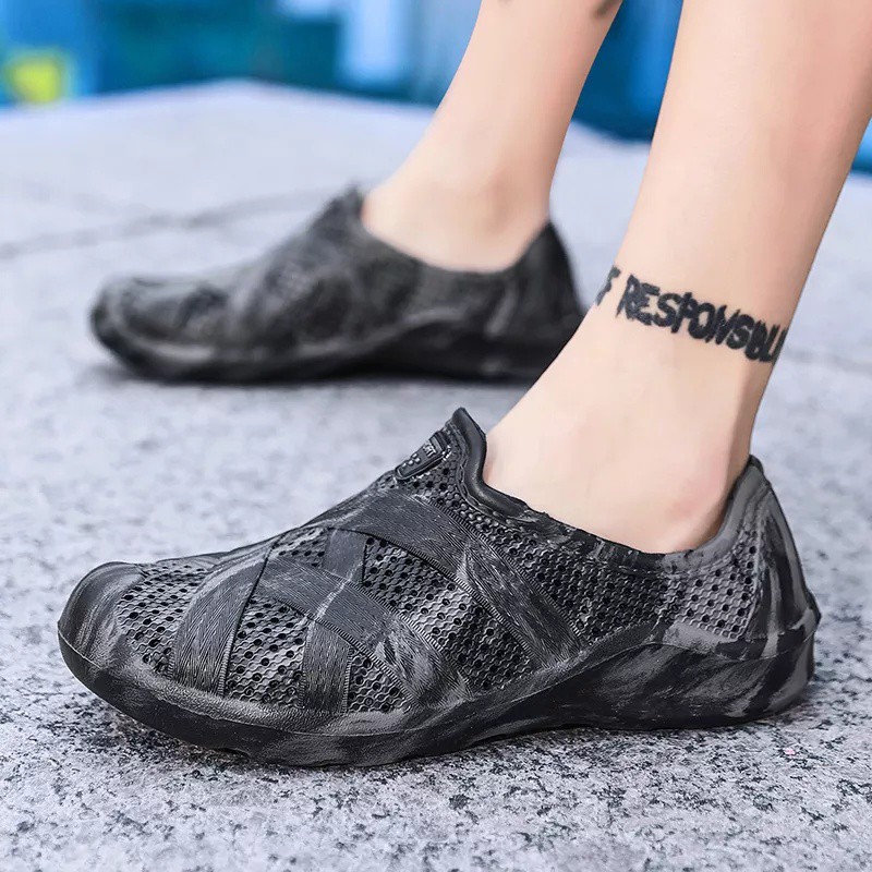 Highland Sepatu Slip on Pria Kasual Sandal Slop Sepatu Karet Santai Unisex Sepatu Selop Sepatu Pantai Sepatu Rafting Sepatu Diving Sepatu Mancing MT403