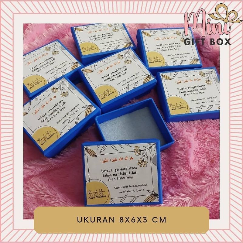 

HardBox hadiah kecil ukuran 8x6x3cm lapisan dalam dan custom ucapan