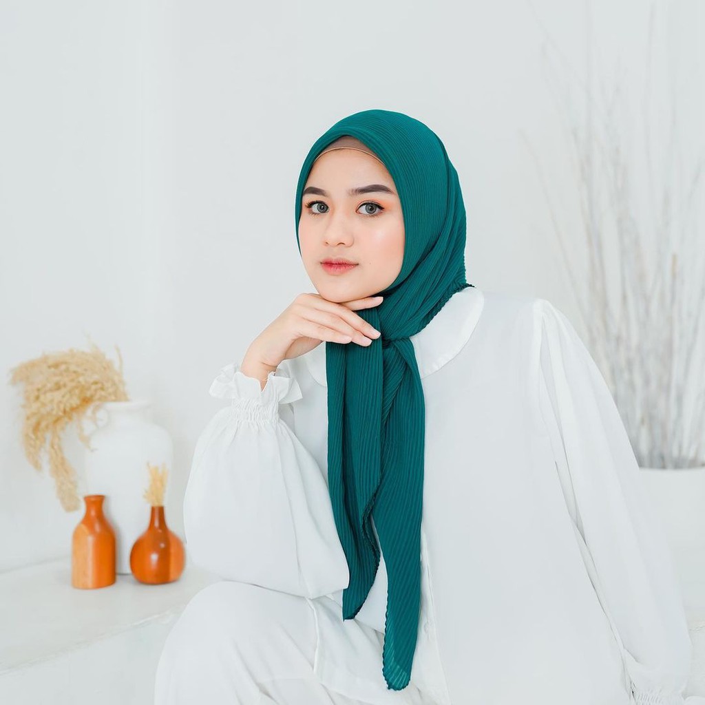 Hijab Segi Empat Plisket Warna Hijau Botol Bahan Pollycotton Double Hycon
