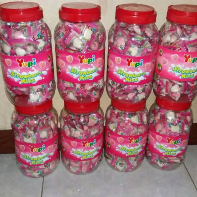 

Yupi strawberry kiss murah toples