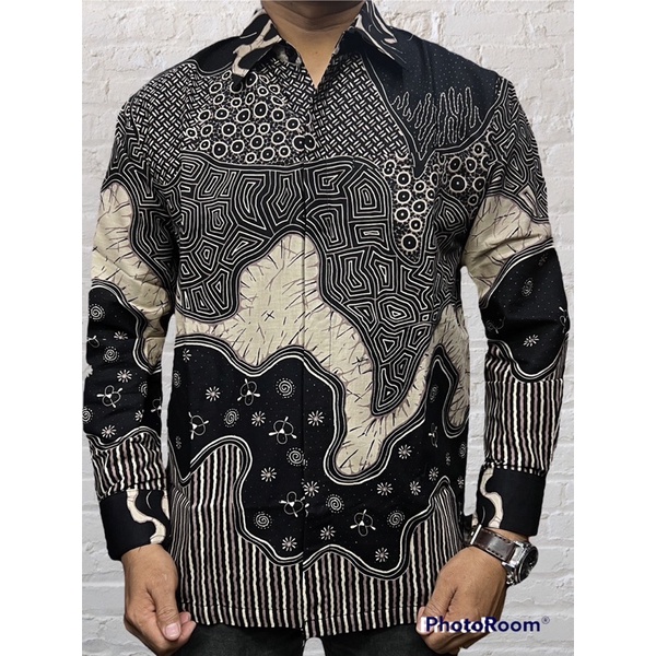 Batik pria lengan panjang warna crem perpaduan hitam,Katun Cap primisima 40S solo,batik pria lengan panjang premium,batik pria kantoran