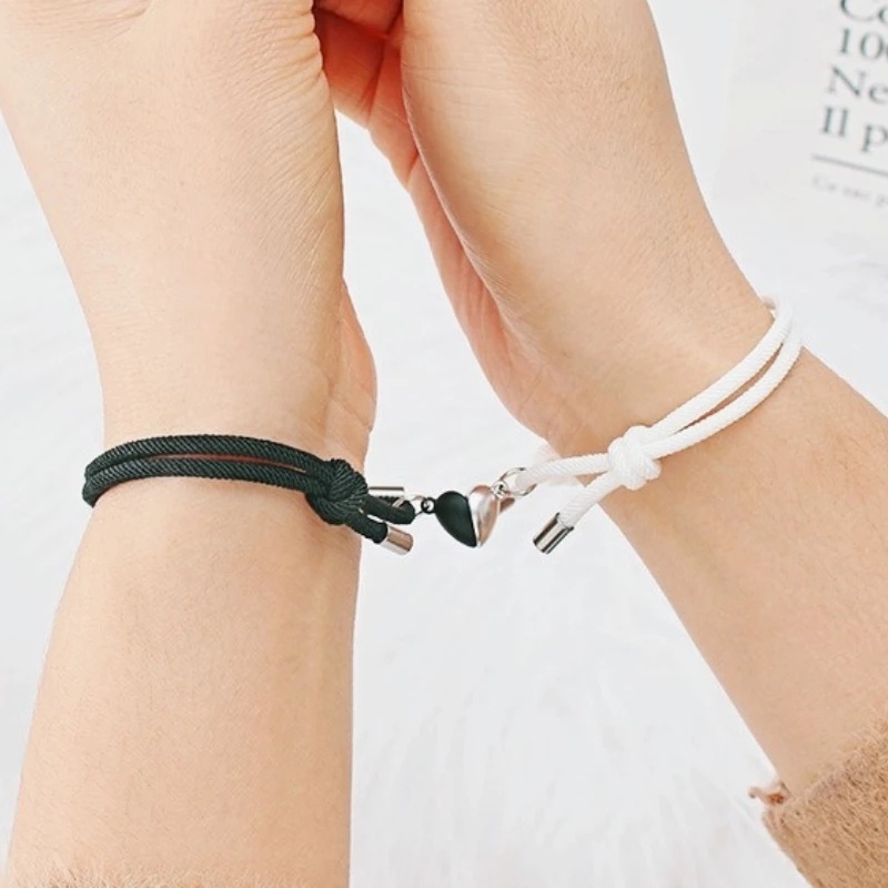 1 Pasang Gelang Tali Milan Adjustable Dengan Liontin Hati Magnet Warna Hitam Putih Untuk Pasangan