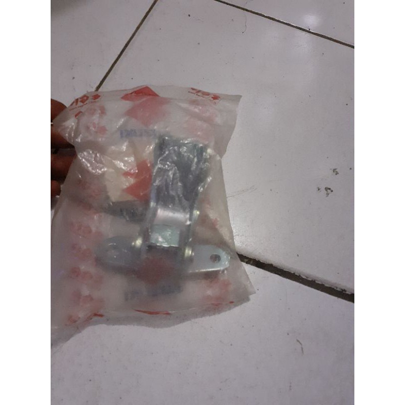engsel pintu belakang bawah suzuki ertiga