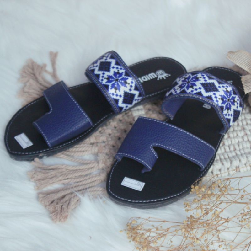 Sandal Papirut Wanita Motip Capit