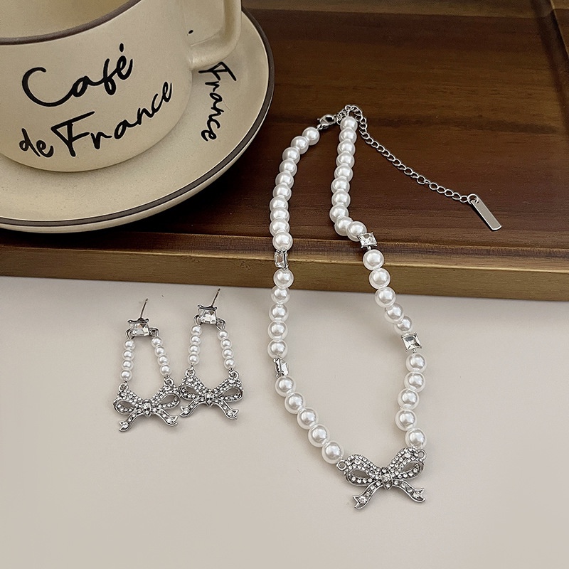 Kalung Mutiara Aksen Berlian