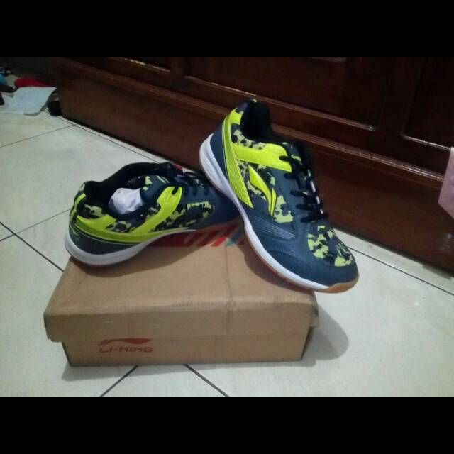Sepatu badminton lining