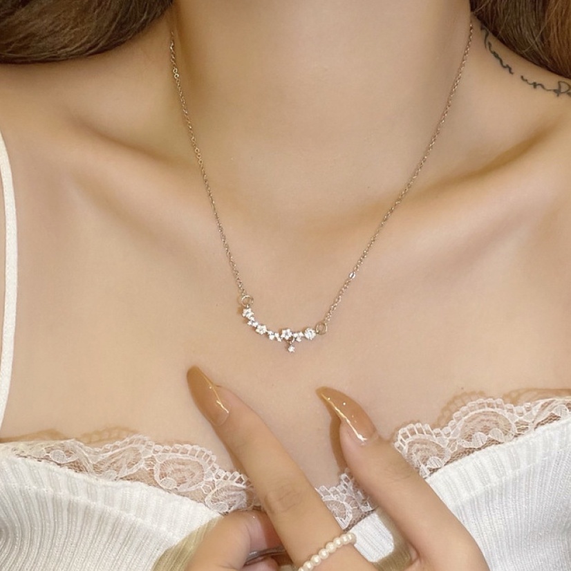 Kalung Choker Rantai Klavikula Hias Liontin Bunga Kristal Bintang Warna Silver Untuk Wanita