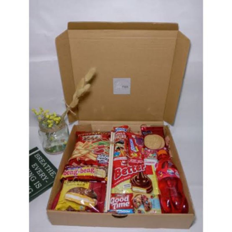 

SNACK BOX GIFT/ KADO WISUDA / KADO ULTAH /HAMPERS BOX (FREE REQUEST)