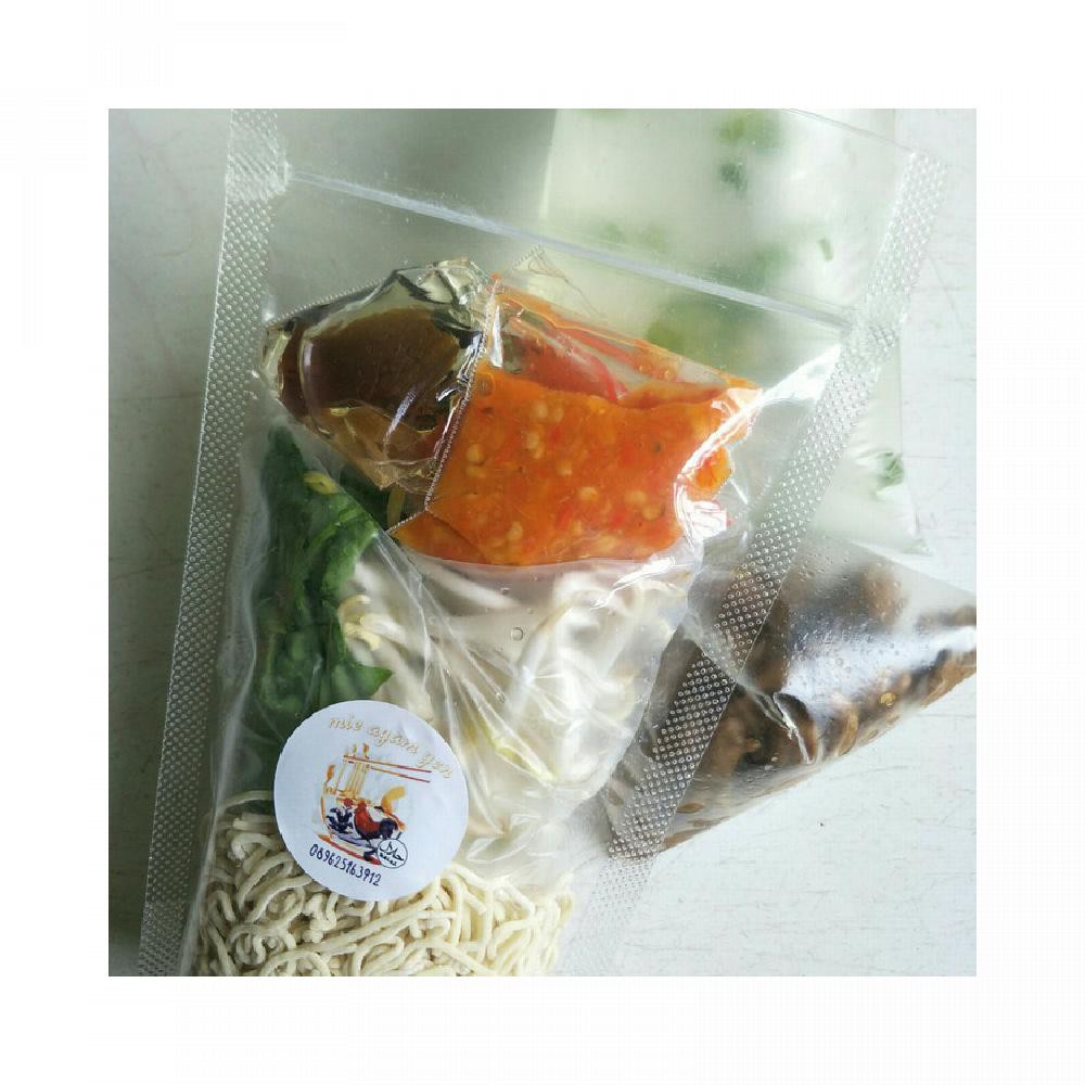 

MIE AYAM - MIE MENTAH LENGKAP DENGAN BUMBU DAN AYAM