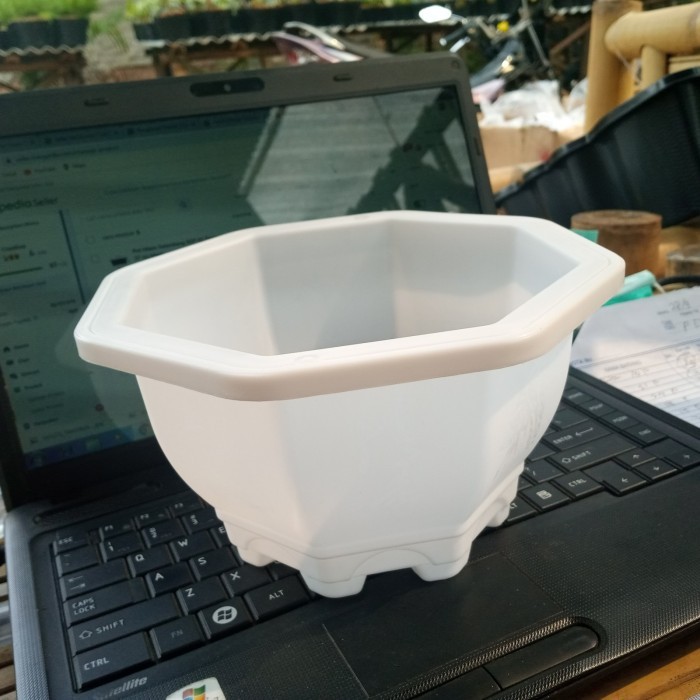 Pot Bunga HONGTA HT-FP2207-1 PUTIH /HONGTA SEGI PUTIH