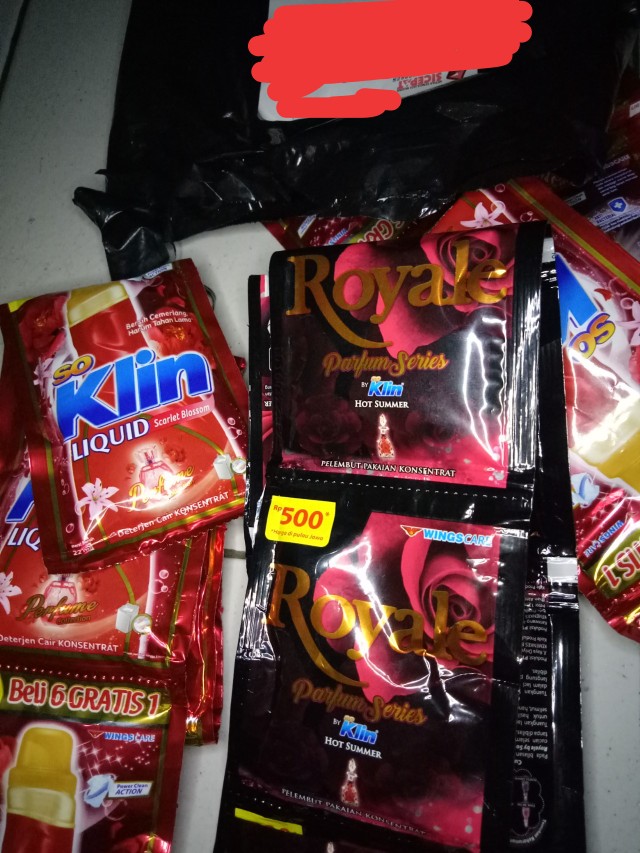 Sabun Cuci Baju Soklin Liquid 1 Renceng  Isi 12 Sachet