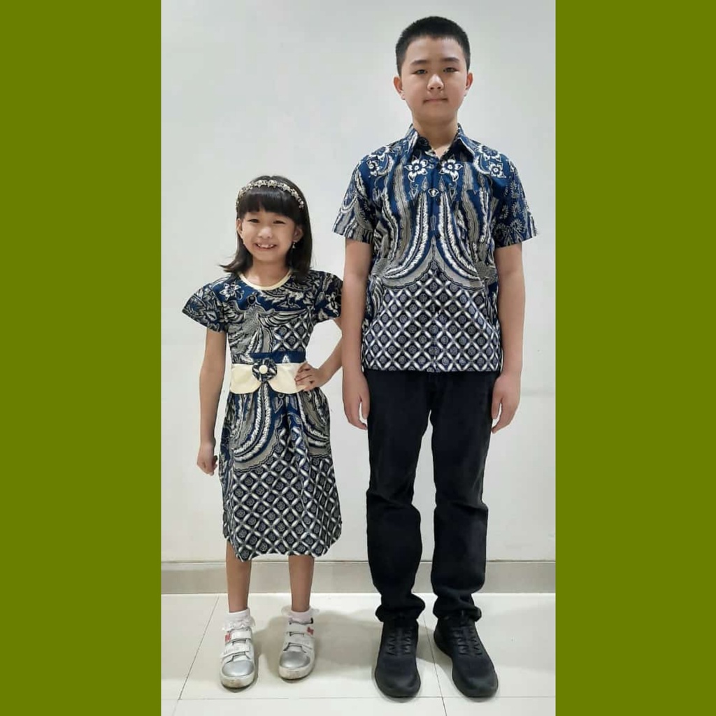 BATIK COUPLE KELUARGA SARIMBIT SERAGAM FAMILY PASANGAN ADELIA BIRU AYAH IBU ANAK LAKI LAKI PEREMPUAN COWOK CEWEK PASANGAN MUDA JUMBO MODERN BATIK SET TERBARU NATAL PAKAIAN WANITA PREMIUM QUALITY CAMISOLA CLOTHING